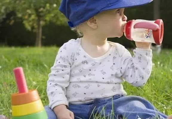 儿科医生：3种白开水别给孩子喝，满满全是“细菌”，父母别大意