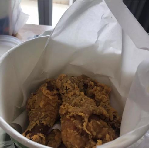 背着爸妈点外卖的自己，仿佛就是007
