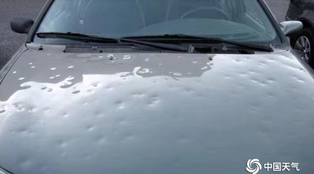 内蒙古鄂尔多斯东胜区冰雹大如鸡蛋汽车被砸出大窟窿