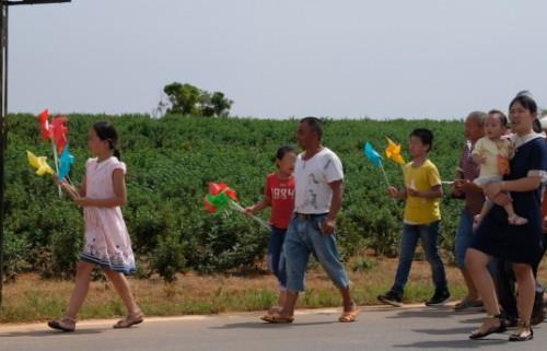 熊孩子拔光现场所有花朵风车家长不制止反而自己也抱了一把走