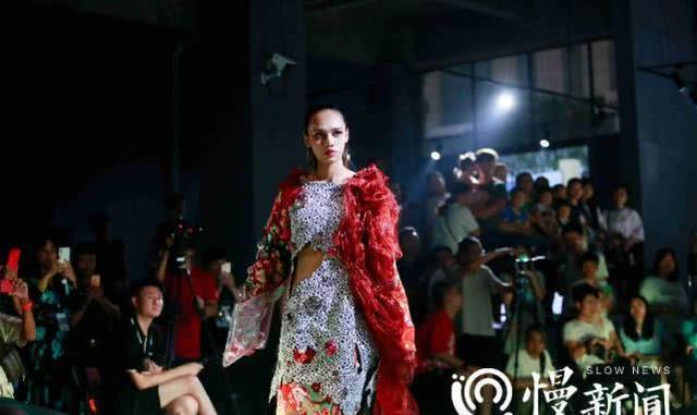 炫酷灯光、前卫模特……重庆西南大学毕业展：一场华丽T台时装秀