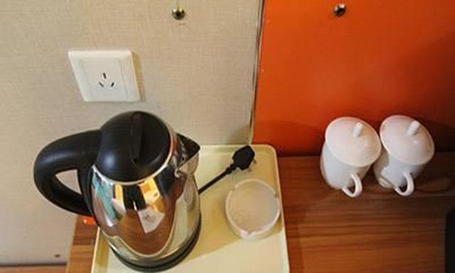 酒店女房客承认把用过的卫生巾放水壶，道德底线在哪里？