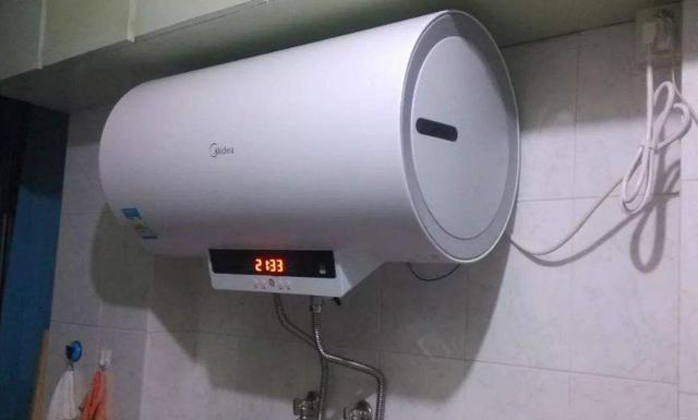 新房卫生间别再装电热水器了，现在都流行用它替代，方便又实用