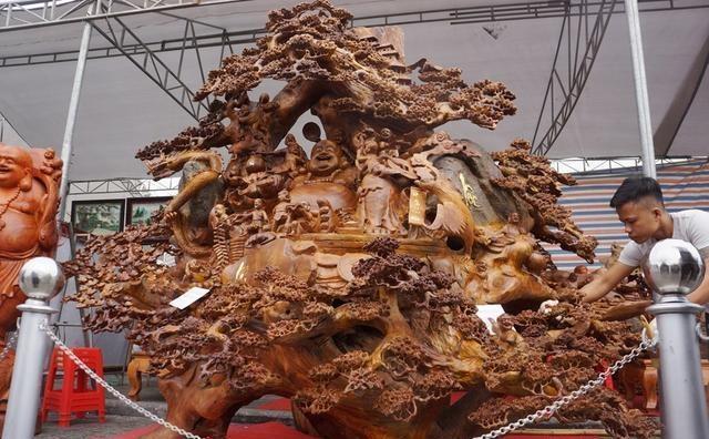 越南农民集市出售珍稀百年沉香木木雕，出价高达12亿元越南