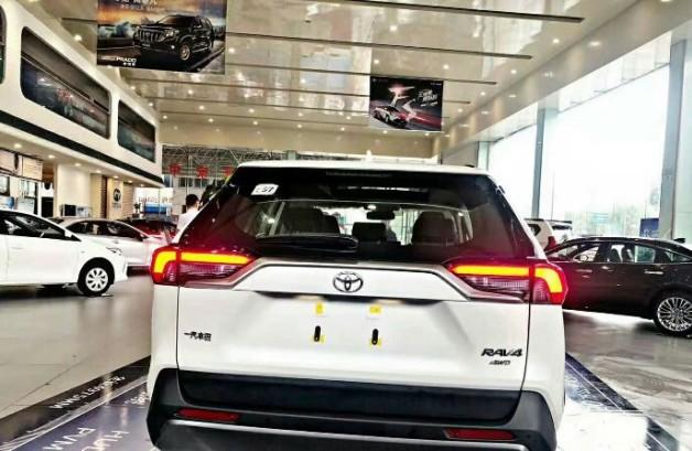 全新丰田RAV4到店，恕我直言，这应该是有史以来最好的RAV4！