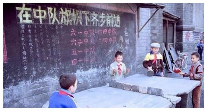 90年代中国老照片：图1跳交谊舞的大爷大妈，图4早期的迪厅