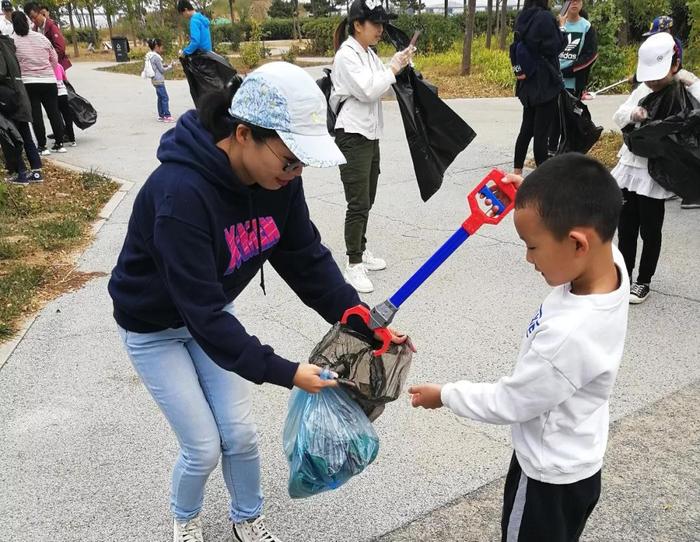 青岛滨海学校2019级5班垃圾分类捡拾社会实践活动圆满举行
