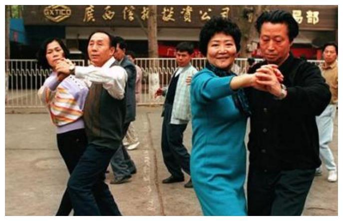 90年代中国老照片：图1跳交谊舞的大爷大妈，图4早期的迪厅