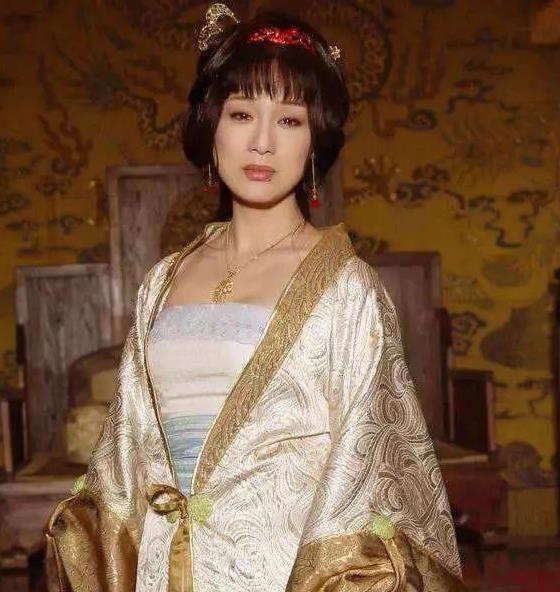 她与刘晓庆同台，才貌双全，和导演隐秘同居27年没名没分