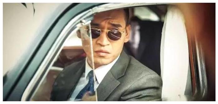 他27岁导演第一部作品，后来转行当演员，和邓超合作被表扬