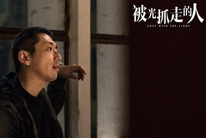 《被光抓走的人》今日公映 白客“脱胎换骨”式演绎引爆观影热潮