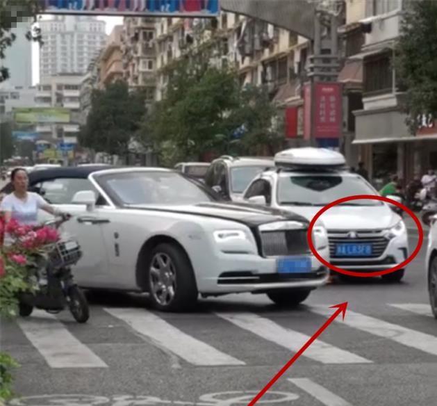 杭州一辆劳斯莱斯，进主干道不打转向灯，旁车却都给让行？