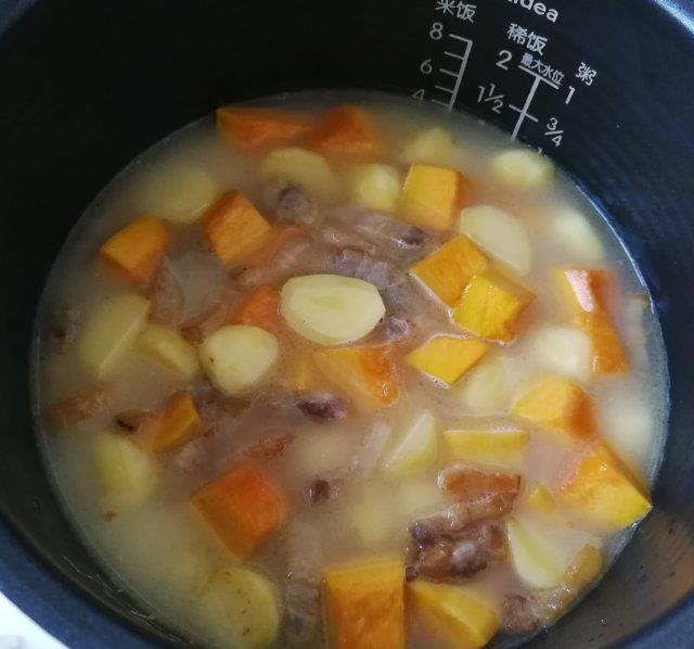南瓜土豆焖饭，肉香咸甜好吃，一顿能吃2碗