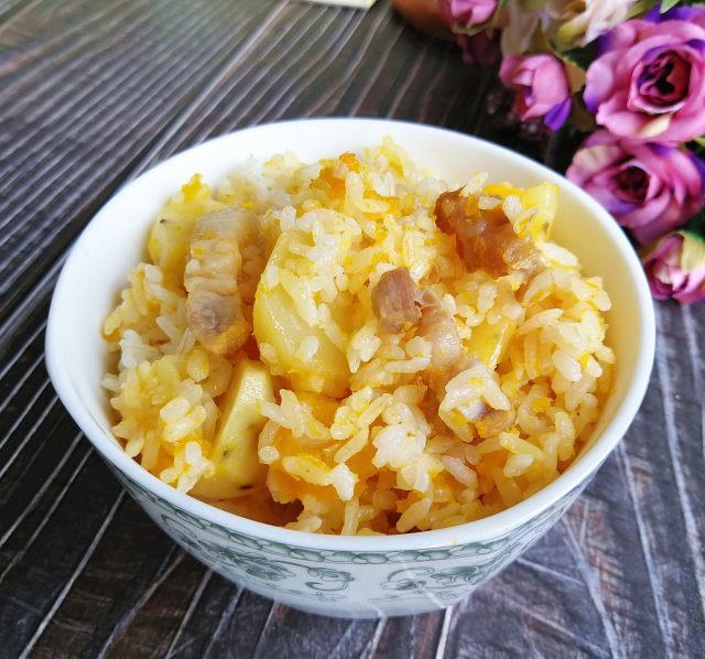南瓜土豆焖饭，肉香咸甜好吃，一顿能吃2碗