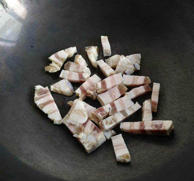 南瓜土豆焖饭，肉香咸甜好吃，一顿能吃2碗