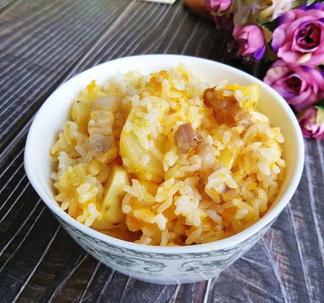 南瓜土豆焖饭，肉香咸甜好吃，一顿能吃2碗