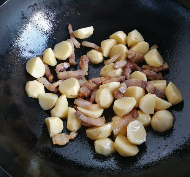 南瓜土豆焖饭，肉香咸甜好吃，一顿能吃2碗