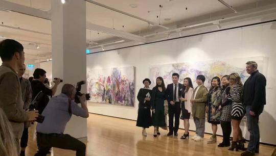中国油画家何子歌“光之上”当代油画展在悉尼展出