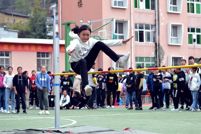平利县八仙中学成功举办第五届运动会