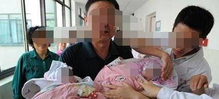 90后孕妈顺产龙凤胎，陪产家属来了20人，竟无一人上前抱孩子