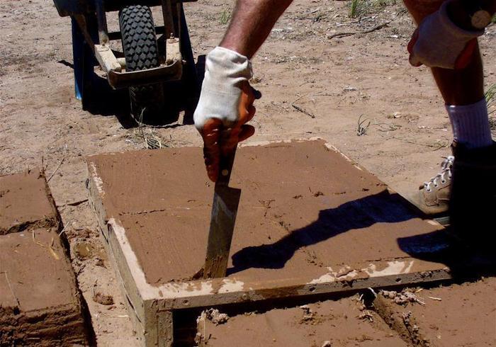 嫌买的砖块太贵，直接挖一车土现浇成土坯砖，盖的房冬暖又夏凉！
