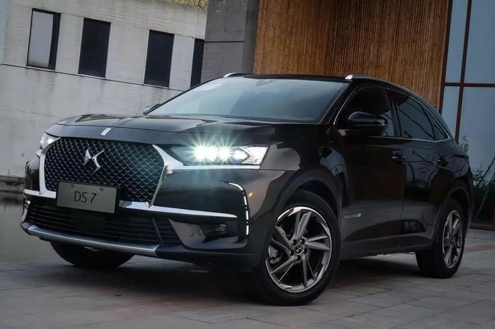 用Fà式魔毯抚平人生道路的颠簸｜试驾DS7 CrossBack