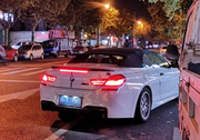 网友街头偶遇宝马M6敞篷车，仔细一看原来是640i改装的！
