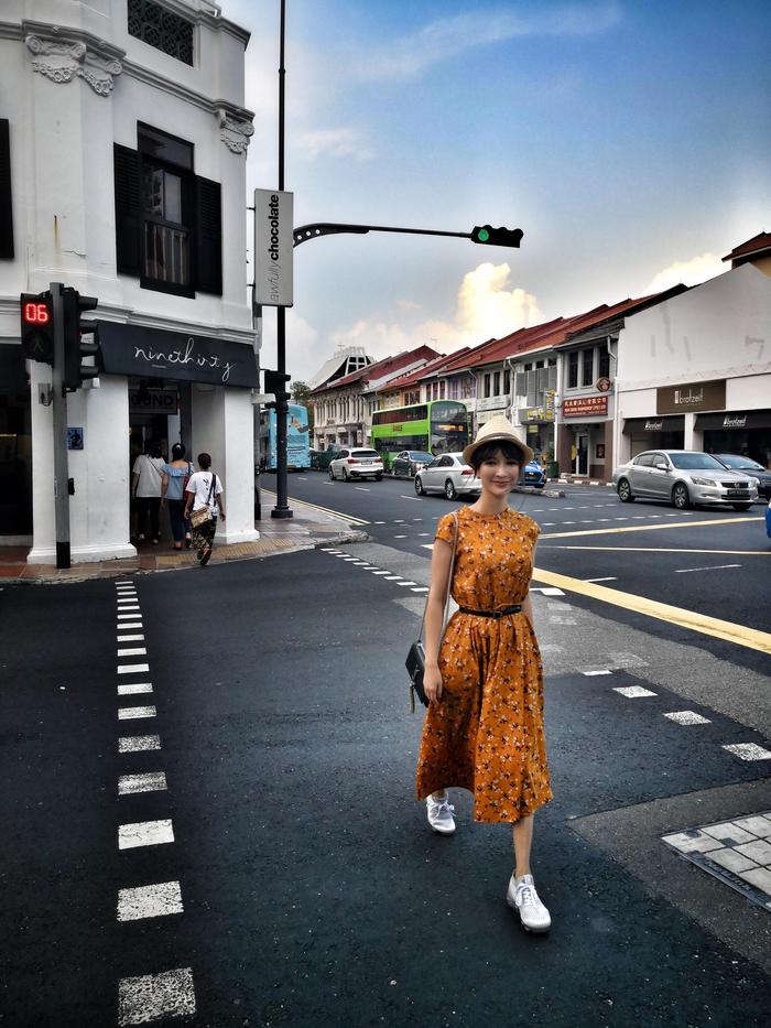 班嘉佳新加坡街拍写真曝光 惬意随性尽显异国风情