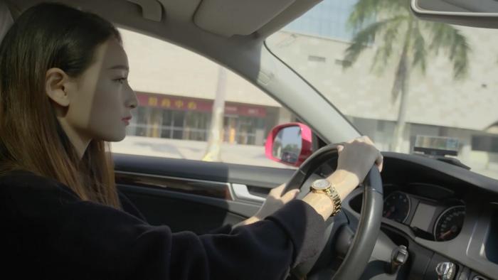 新手女司机开车技术不熟练,汽车HUD抬头显示让你轻松掌握路况