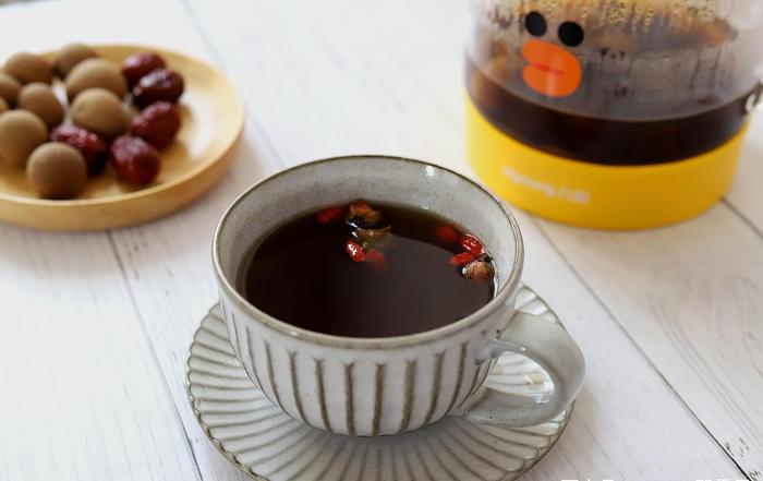 桂圆红枣茶，甜蜜可口，每天一杯喝出好气色，温补整个冬天