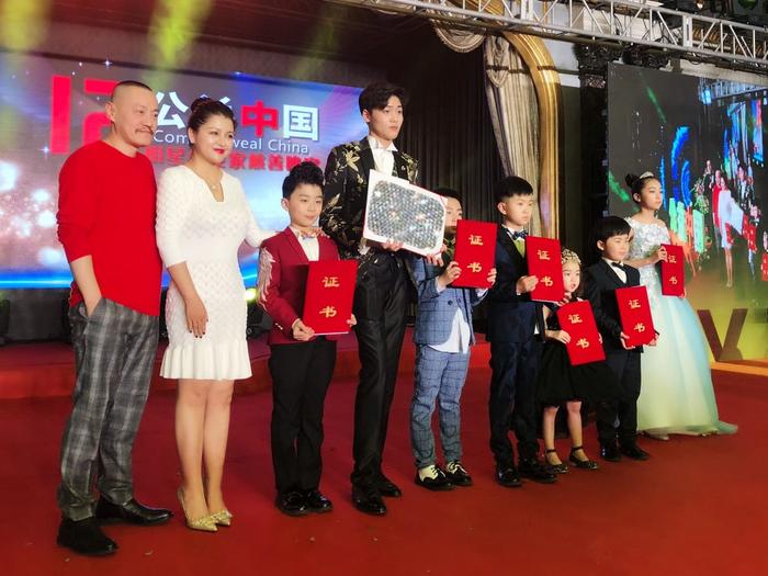 雪村、俞思妍夫妇参加公益盛典 为爱心小天使颁奖收获小粉丝