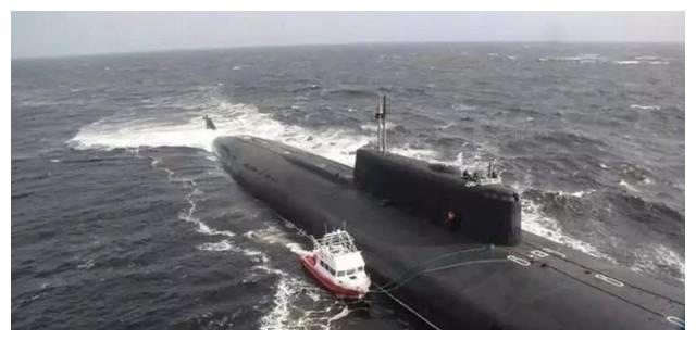小拖船油料耗尽，俄核潜艇前去救援，小拖船：咱们说好不下潜哦