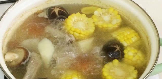 炖玉米排骨汤时到底放不放花椒，20年一直做错了，难怪汤不鲜！