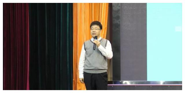 华东理工大学教授、博士生导师乔秀臣回母校，忻州一中作专场报告