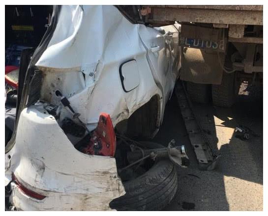 比亚迪宋与两辆渣土车发生严重碰撞，车友：真不愧是公路坦克啊！