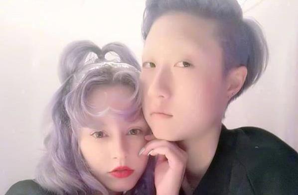 “小龙女”吴卓林带妻子逛游乐园，两人花钱如流水破婚变传言！