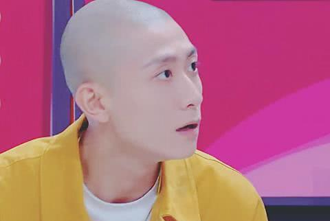 张一山剃光头不算啥,换上黄色衣服后,像极了“嫌疑人”。