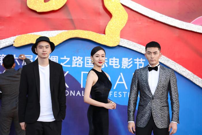 张宁江亮相丝绸之路国际电影节 复古西装优雅成熟