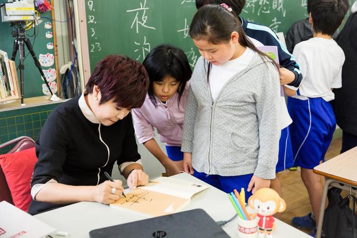 《同一堂课》于丹赴日本神户华侨学校开课 追溯校名唤醒文化认同