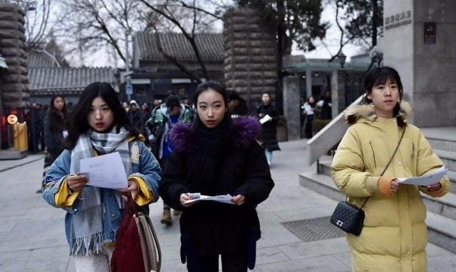 中戏艺考，双眼皮还没消肿鼻子看着不便宜，网友：今年颜值咋回事