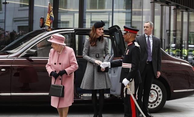 凯特王妃单独陪92岁女王亮相！一袭收腰灰色伞裙美得如此优雅别致