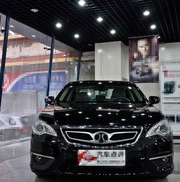 绅宝D70，给人一种圆润的感觉，同时造型设计的很帅气！