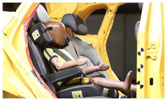 超越90%安全座椅 荣威RX3一体式儿童安全座椅碰撞安全位列前10