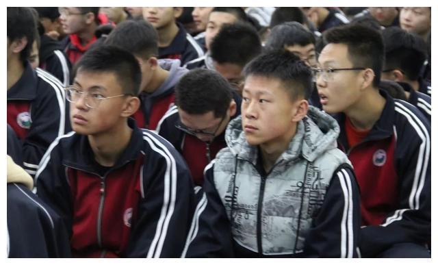 华东理工大学教授、博士生导师乔秀臣回母校，忻州一中作专场报告