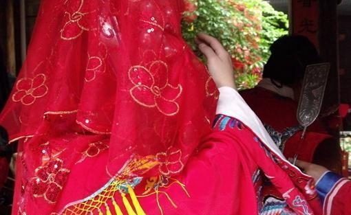 古代新娘子出家为何头上要盖红布盖？红盖头的习俗是怎样的？