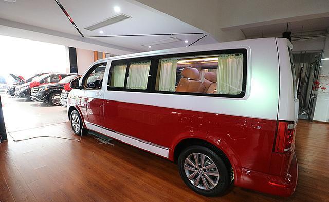 大众凯路威T6商务车致敬经典：限量红白配色，超大空间够豪华
