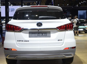 北汽新能源EX5非常潮流，很适合年轻人驾驶出行，实用性很高