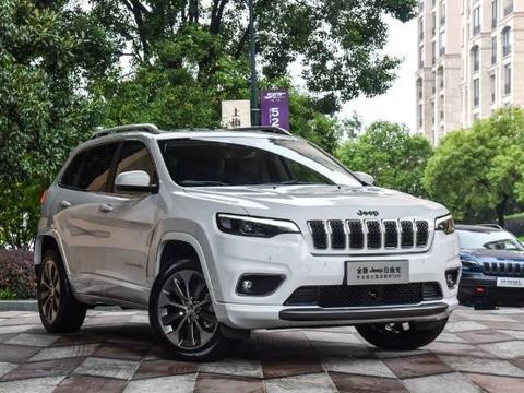 全新JEEP自由光上市，分体式车灯取消，起售价不足20万