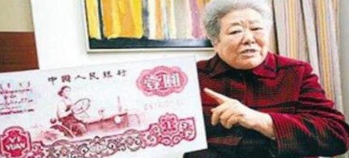 她是1元纸币上的女拖拉机手原型，如今以90岁高龄逝世