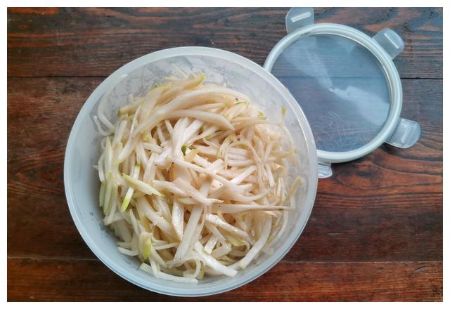 东北芥菜疙瘩咸菜做法，儿时家里的味道，吃一口呛鼻子